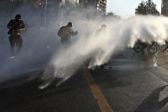 قنابل غاز ومدافع مياه لفض الاحتجاجات العنيفة ضد حكومة تشيلى (6)