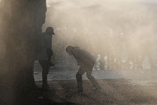 قنابل غاز ومدافع مياه لفض الاحتجاجات العنيفة ضد حكومة تشيلى (3)