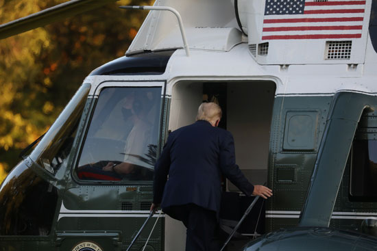 الرئيس ترامب يدخل الطائرة للذهاب إلى المركز الطبى