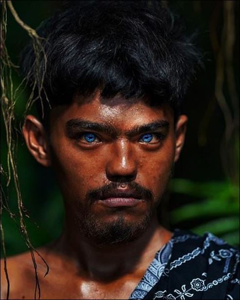 قبيلة فى أندونيسيا بعيون زرقاء (5)