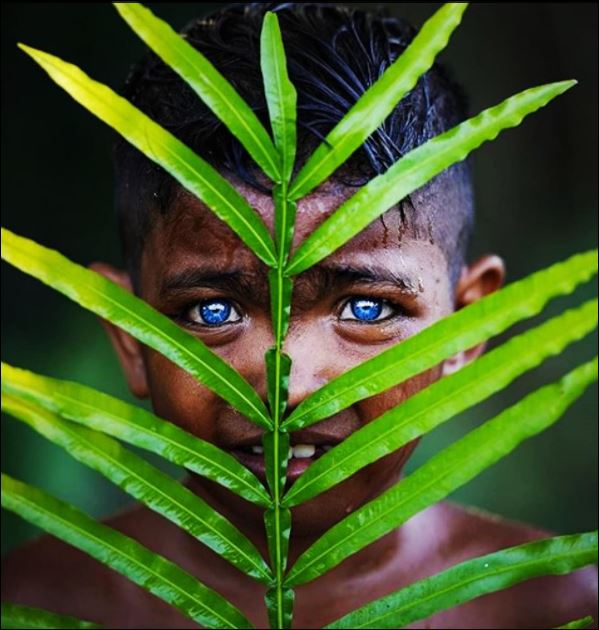 Tribo en Indonezio kun bluaj okuloj (3)