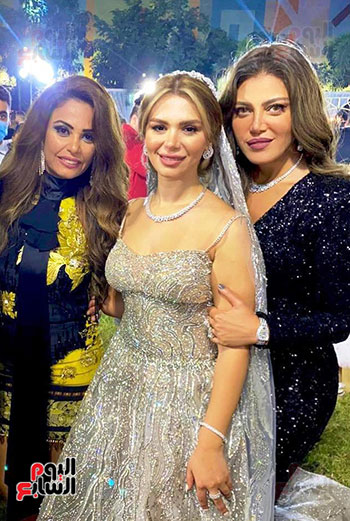 النجمة ريهام حجاج مع العروس