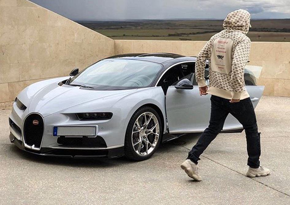بنزيما وسيارته بنزيما وسيارته