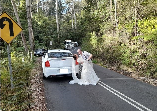 قصة رائعة وراء صورة عروسة وعريس يتعانقان على طريق ريفي هادئ بأستراليا.. اعرف التفاصيل