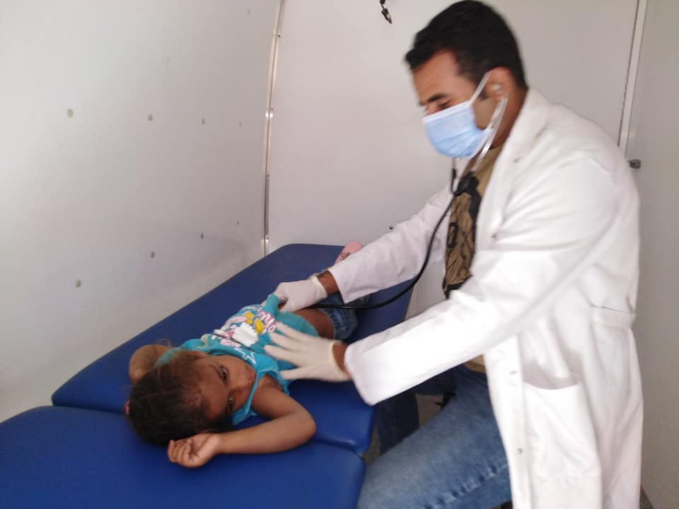 توقيع الكشف المجاني على 3381  مواطن خلال القوافل الطبية بادفو و كوم امبو  (14)