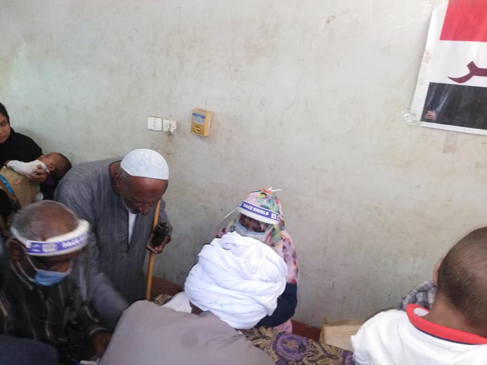 توقيع الكشف المجاني على 3381  مواطن خلال القوافل الطبية بادفو و كوم امبو  (15)