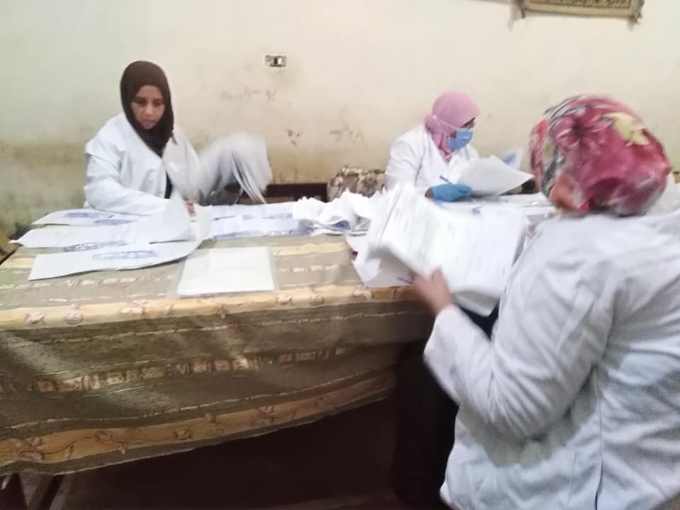 توقيع الكشف المجاني على 3381  مواطن خلال القوافل الطبية بادفو و كوم امبو  (5)