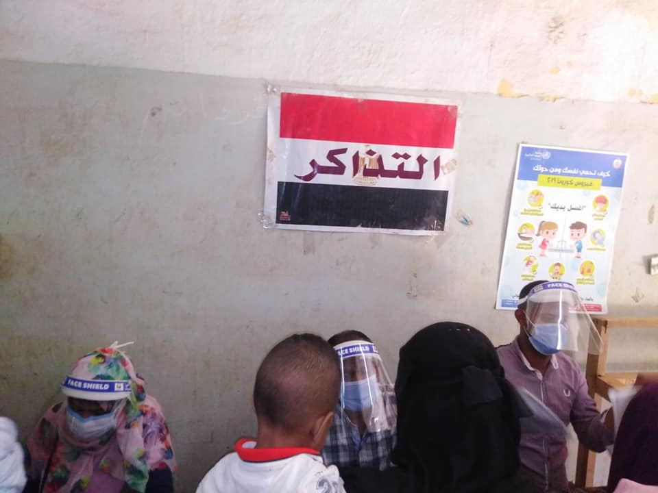 توقيع الكشف المجاني على 3381  مواطن خلال القوافل الطبية بادفو و كوم امبو  (11)