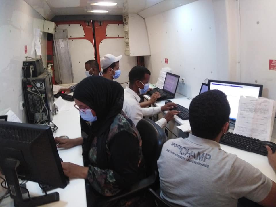 توقيع الكشف المجاني على 3381  مواطن خلال القوافل الطبية بادفو و كوم امبو  (4)