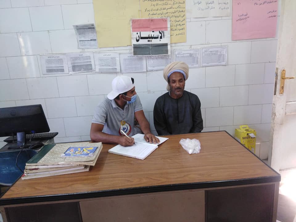 توقيع الكشف المجاني على 3381  مواطن خلال القوافل الطبية بادفو و كوم امبو  (21)