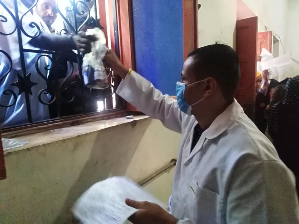 توقيع الكشف المجاني على 3381  مواطن خلال القوافل الطبية بادفو و كوم امبو  (16)