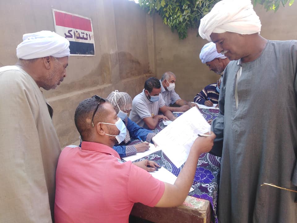 توقيع الكشف المجاني على 3381  مواطن خلال القوافل الطبية بادفو و كوم امبو  (13)