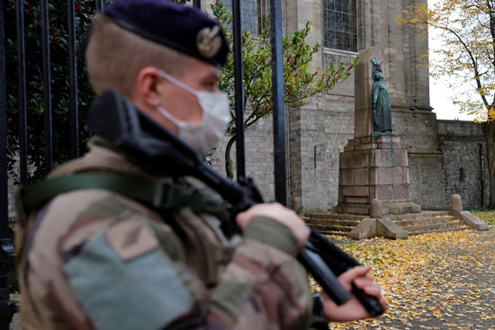 قوات الجيش في محيط كاتدرائية نوتردام بمدينة نيس (4)