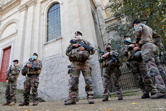 قوات الجيش في محيط كاتدرائية نوتردام بمدينة نيس (1)