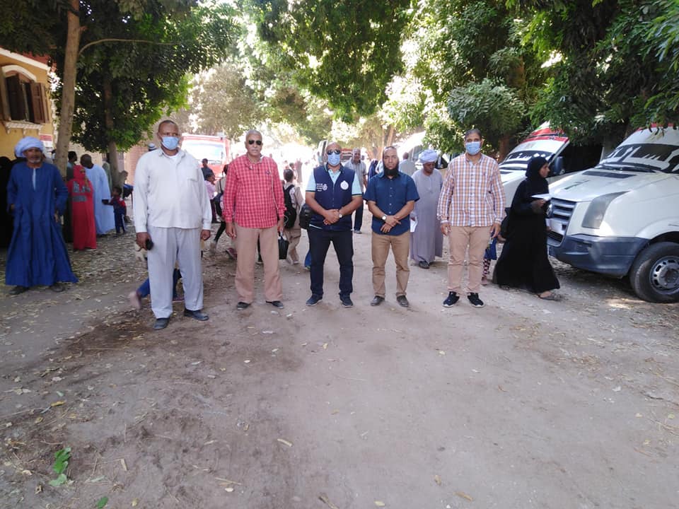 توقيع الكشف المجاني على 3381  مواطن خلال القوافل الطبية بادفو و كوم امبو  (19)