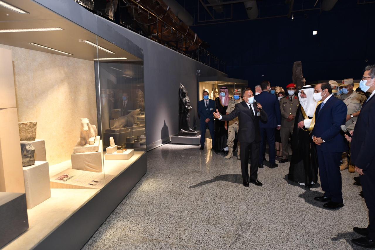 السيسى يفتتح متحف شرم الشيخ ويتفقد 6062 قطعة أثرية