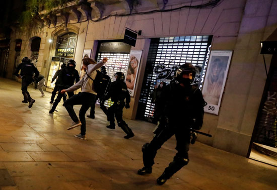 اشتباكات عنيفة فى برشلونة بسبب قيود كورونا (1)