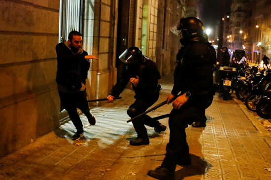 اشتباكات عنيفة فى برشلونة بسبب قيود كورونا (3)