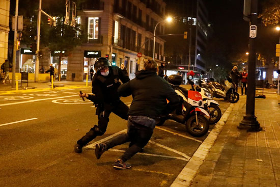 اشتباكات عنيفة فى برشلونة بسبب قيود كورونا (2)