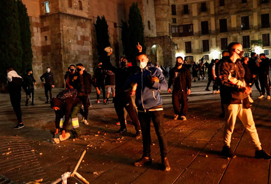 اشتباكات عنيفة فى برشلونة بسبب قيود كورونا (4)