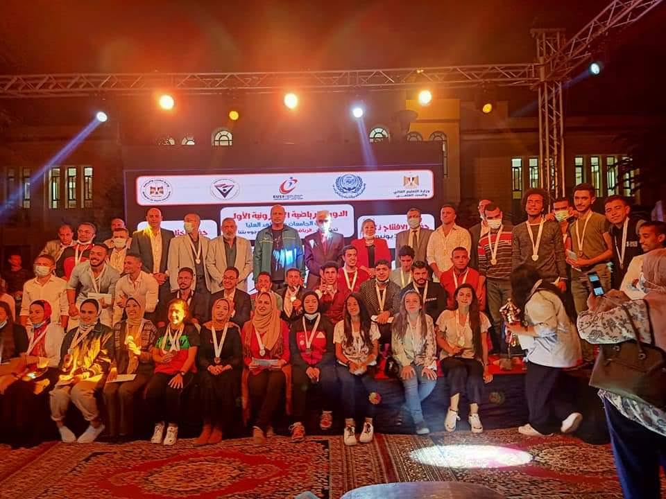 تكريم جامعة المنوفية فى حفل الاتحاد الرياضى للجامعات المصرية (2)