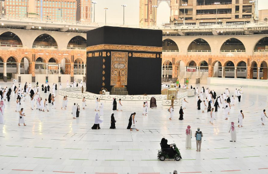 الطواف حول الكعبة