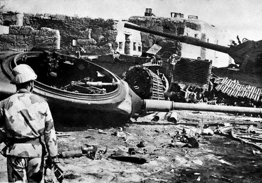 جندى مصرى يقف أمام الأليات العسكرية الإسرائيلية التى دمرت بالكامل