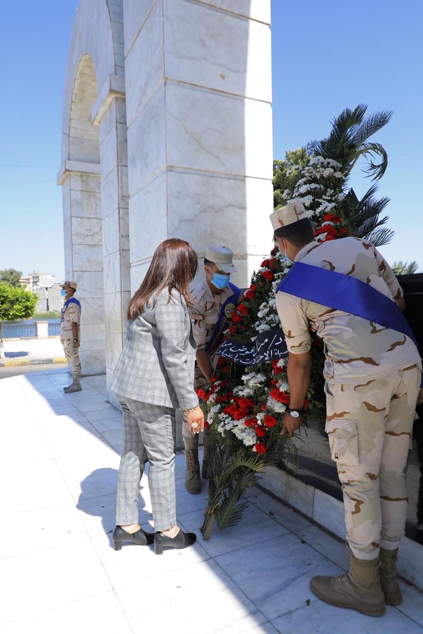 محافظ دمياط تكرم أسر شهداء أكتوبر وتضع إكليل الزهور على النصب التذكارى (12)