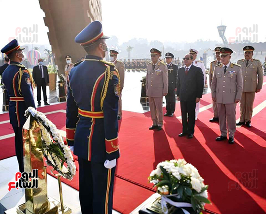 السيسى يضع أكاليل الزهور على قبر الجندى المجهول وقبرى السادات وعبد الناصر بذكرى انتصارات أكتوبر