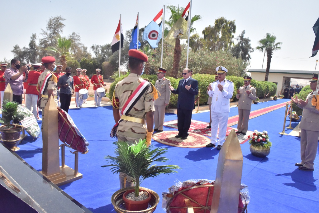 محافظ أسيوط وقائد المنطقة الجنوبية يضعان إكليل الزهور بمناسبة الذكرى ال 47 لنصر أكتوبر (4)