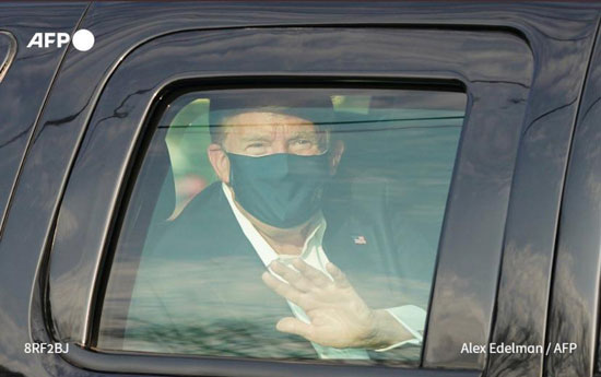 ترامب يحيى مؤيديه من سيارته خارج مستشفى والتر ريد العسكرى (7)