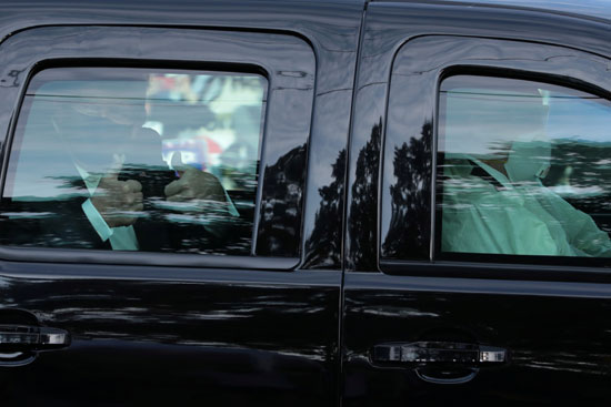 ترامب يحيى مؤيديه من سيارته خارج مستشفى والتر ريد العسكرى (4)