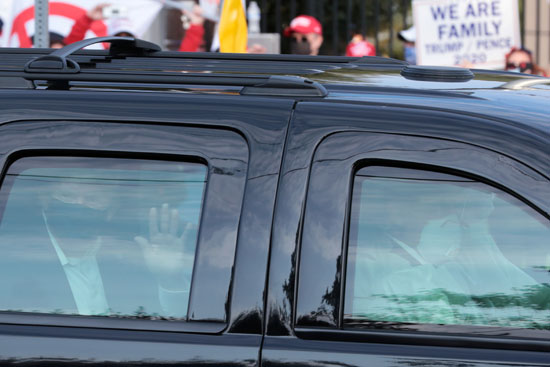 ترامب يحيى مؤيديه من سيارته خارج مستشفى والتر ريد العسكرى (3)