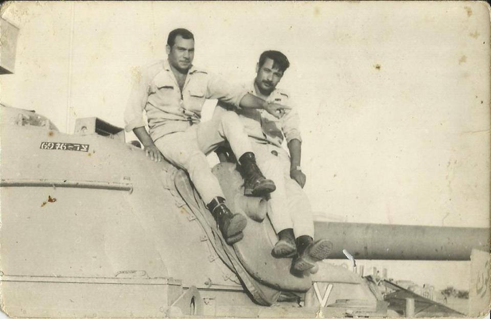 جنديان مصريان أعلى دبابة إسرائيلية سقطت فى يد الجيش المصرى فى 1973