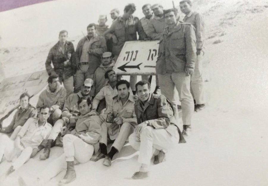 جنود مصريون بعد الحرب ومعم لافتة بالعبرية تؤكد على مصرية سيناء
