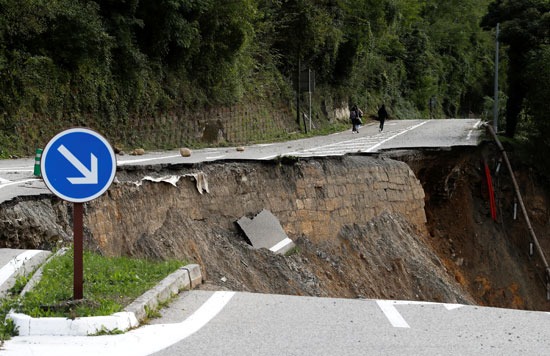 جسر دمره الفيضانات فى جنوب فرنسا