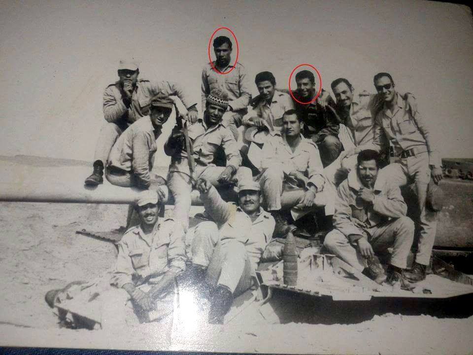 الشقيقان عبد العال وحسنى الحسينى مع زملائهما الجنود خلال فترات حرب أكتوبر