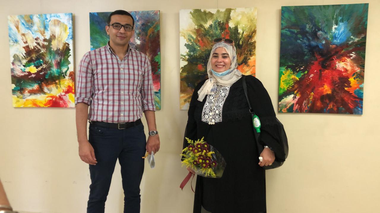 الدكتورة الفنانة مهرة حامد صقر داخل المعرض  (3)