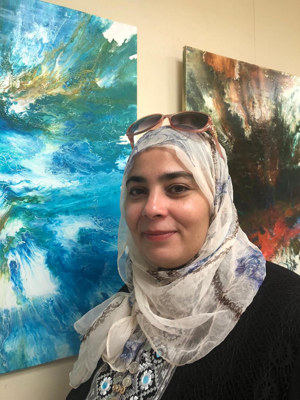 الدكتورة الفنانة مهرة حامد صقر داخل المعرض  (2)