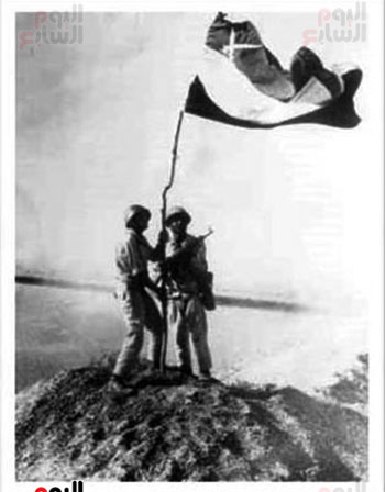 جنديان مصريان يرفعان العلم المصرى