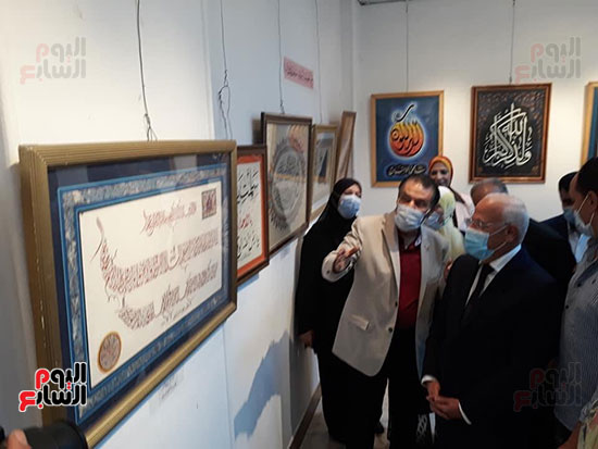 محافظ بورسعيد يفتتح معرض فن الخط العربي للفنان مصطفى خضير (8)
