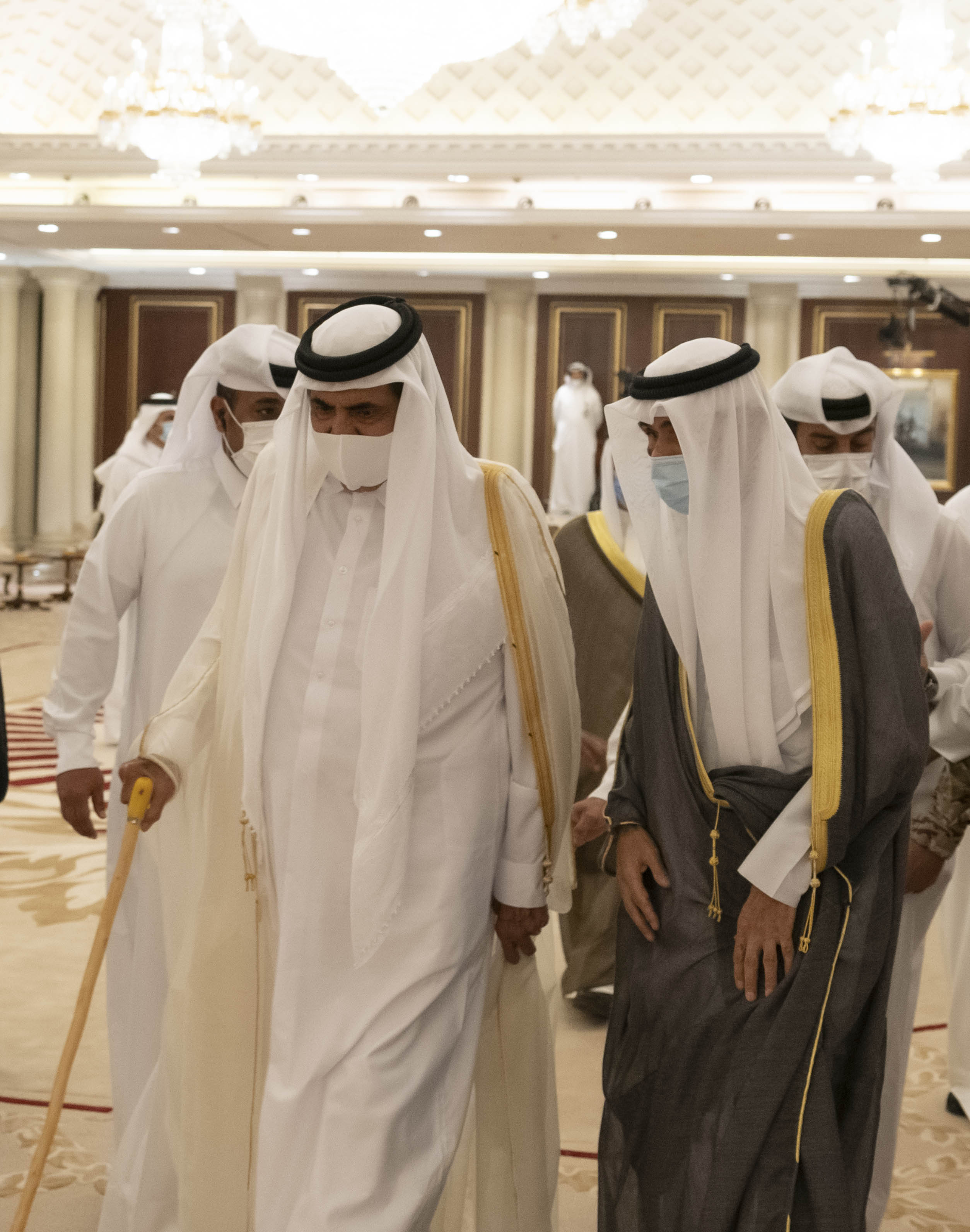 حمد بن خليفة يتكأ على عصا خلال تقديمه العزاء في الكويت