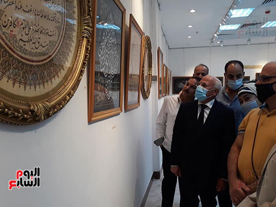 محافظ بورسعيد يفتتح معرض فن الخط العربي للفنان مصطفى خضير (7)