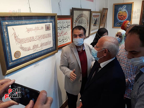 محافظ بورسعيد يفتتح معرض فن الخط العربي للفنان مصطفى خضير (11)