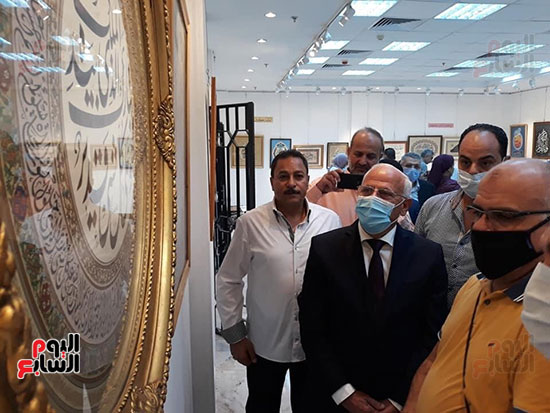 محافظ بورسعيد يفتتح معرض فن الخط العربي للفنان مصطفى خضير (3)
