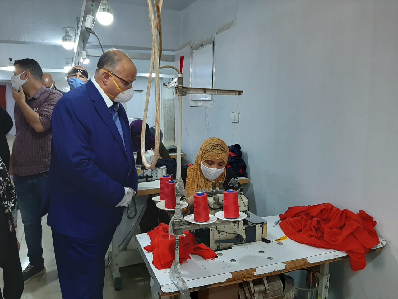 112550-محافظ-القاهرة-يتفقد-مصنع-لتصنيع-الملابس-بالأسمرات-(3)