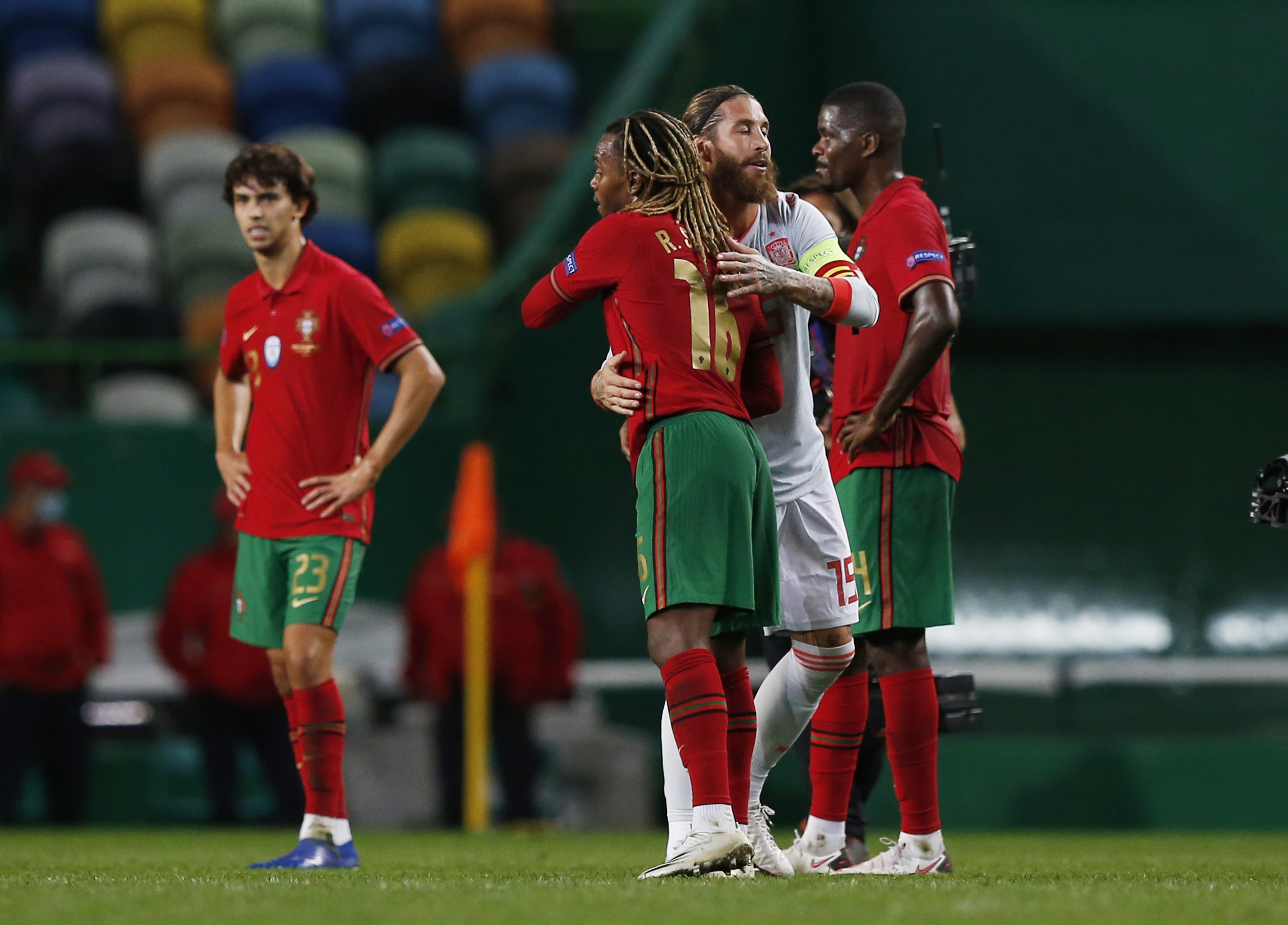 راموس يصافح لاعبى البرتغال عقب انتهاء اللقاء