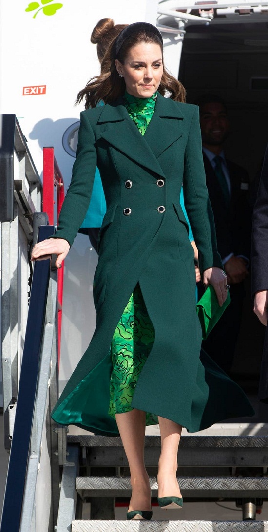 كيت بمعطف أخضر