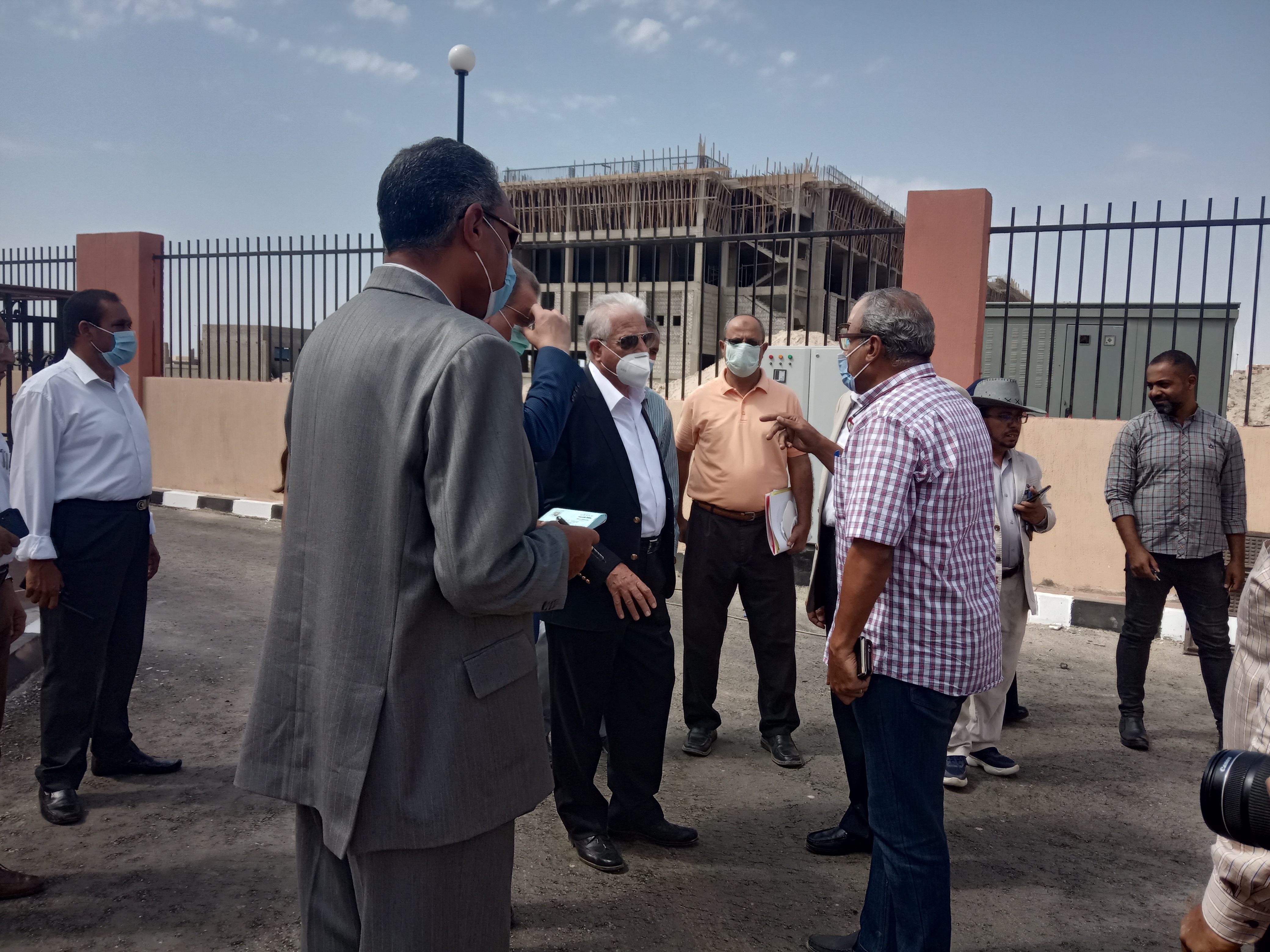 محافظ جنوب سيناء ورئيس جهاز صندوق تطوير العشوائيات يتفقدان سوق بدر الحضارى (1)