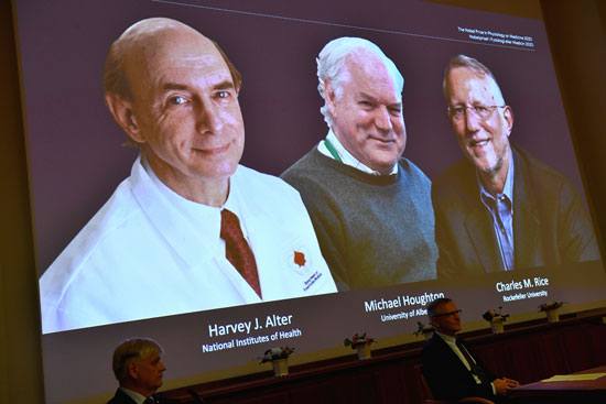 الفائزون بجائزة نوبل في علم وظائف الأعضاء أو الطب  2020 ، هارفي ألتر ومايكل هوتون وتشارلز إم.